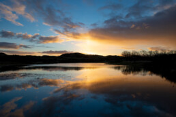 Weerspiegeling van wolkenlucht in het water van duinmeertje tijdens zonsopkomst in duinen van Albertdal & Soeckebacker bij Egmond aan Zee | © Ronald van Wijk Fotografie