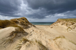 In de zeeduinen op het strand van Heemskerk heeft de wind een groot gat gemaakt en wordt het zand tot ver de duinen in geblazen | © Ronald van Wijk Fotografie