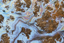 Kwelwater in de duinen heeft vaak een bruinoranje gloed en olieachtige kleuren van ijzerbacteriën | © Ronald van Wijk Fotografie