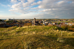 Vanaf het Vuurbaakduin heb je een mooi, weids uitzicht over het dorp Wijk aan Zee | © Ronald van Wijk Fotografie