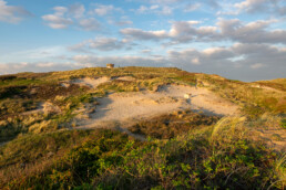 Uitzicht op de zanderige duinhelingen en bunkertoren op het Vuurbaakduin in Wijk aan Zee | © Ronald van Wijk Fotografie