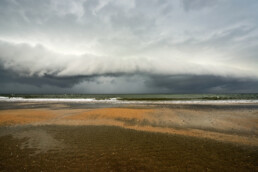 Ga eens tijdens een storm op pad naar het strand en laat je verwonderen door de kracht van de natuur. Hier nadert een grote rolwolk boven de Noordzee het strand van Heemskerk | © Ronald van Wijk Fotografie