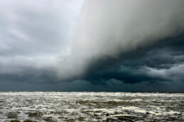 Het is nooit saai langs de Nederlandse kust. Tijdens stormen laat de natuur haar brute kracht zien | © Ronald van Wijk Fotografie