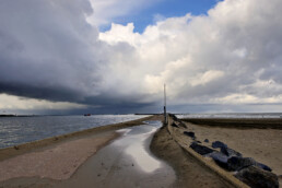 Start van de Noordpier met rechts het strand en het Noordzeekanaal aan de linkerzijde | © Ronald van Wijk Fotografie