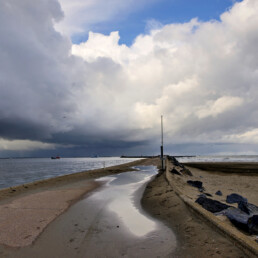 Start van de Noordpier met rechts het strand en het Noordzeekanaal aan de linkerzijde | © Ronald van Wijk Fotografie