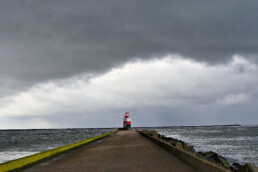 Zicht op de rood-wit gestreepte vuurtoren 'Oude Noorderhoofd' op de Noordpier | © Ronald van Wijk Fotografie