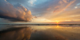 Een zonsondergang op het strand is net even mooier met wolken aan de lucht | © Ronald van Wijk Fotografie