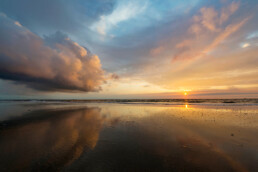Een zonsondergang op het strand is net even mooier met wolken aan de lucht | © Ronald van Wijk Fotografie