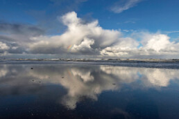 Het strand bij de Noordpier is breed en vlak. Langs de vloedlijn kun je vaak mooie weerspiegelingen fotograferen | © Ronald van Wijk Fotografie