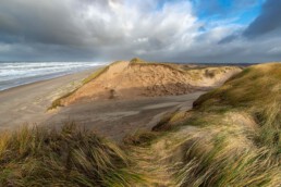 Op de top krijg je een goede indruk van de grootte van het Gat van Heemskerk en zie je hoe het zand van het strand naar de duinen wordt geblazen | © Ronald van Wijk Fotografie