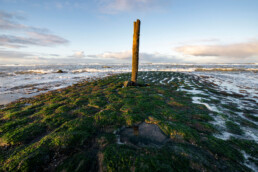 Als de zee zich terugtrekt tijdens eb, worden de strekdammen op het strand bij Hargen aan Zee zichtbaar | © Ronald van Wijk Fotografie