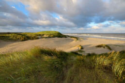 Vanaf de hoge duinen aan weerszijden van De Kerf heb je mooi uitzicht over de brede opening in de duinen | © Ronald van Wijk Fotografie