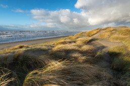 Uitzicht over strand, zee en de duinen in de Rijksduinen bij Wijk aan Zee | © Ronald van Wijk Fotografie