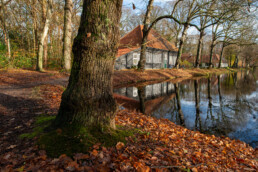 In de zwarte schuur langs de slotgracht van 't Oude Hof is een filmtheater gevestigd | © Ronald van Wijk Fotografie